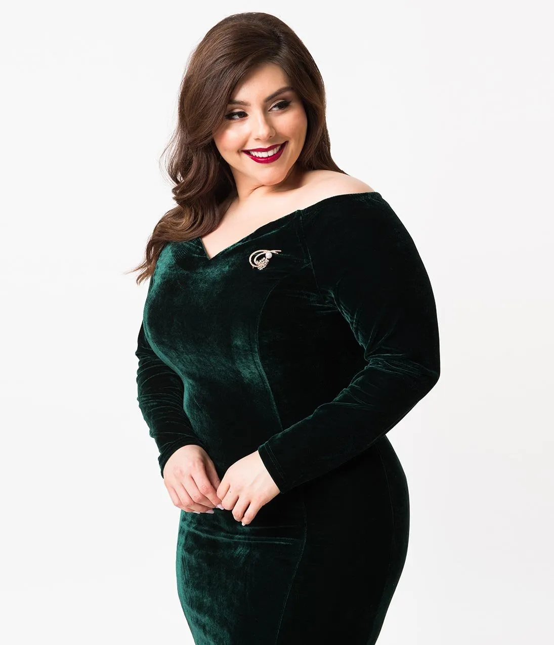 Unique Vintage Plus Size 1960s Emerald Green Velvet Long Sleeved Cape Cod Wiggle Dress