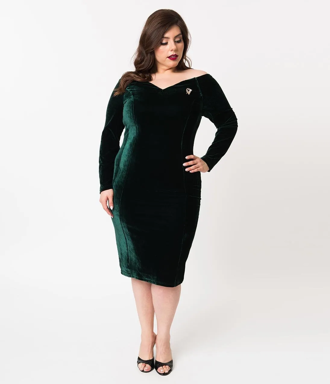 Unique Vintage Plus Size 1960s Emerald Green Velvet Long Sleeved Cape Cod Wiggle Dress