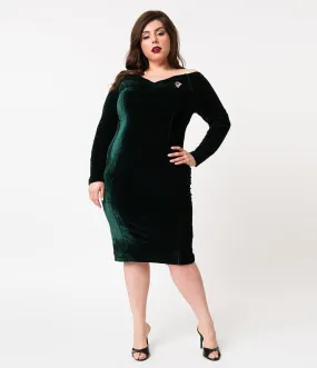 Unique Vintage Plus Size 1960s Emerald Green Velvet Long Sleeved Cape Cod Wiggle Dress