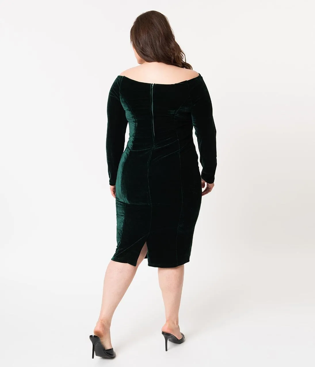 Unique Vintage Plus Size 1960s Emerald Green Velvet Long Sleeved Cape Cod Wiggle Dress